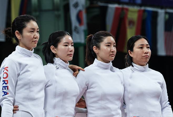 대한민국 펜싱 대표팀 강영미, 송세라, 이혜인, 최인정 선수가 30일(현지시각) 프랑스 파리 그랑 팔레에서 열린 2024 파리올림픽 펜싱 여자 에페 단체 8강 프랑스와의 경기에 입장하고 있다. /뉴스1