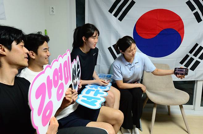 30일 오후 2024 파리올림픽 펜싱 여자 에페 단체 8강전에 출전한 광주 서구청 소속 강영미 선수 응원전이 열린 광주 풍암동 서구청 펜싱팀 합숙소에서 박광현 감독과 그의 동료들이 현지에 있는 선수와 영상통화를 통해 경기를 보고 있다. 에페 여자 단체팀 경기는 탁구 중계로 생중계되지 않았다. /뉴스1