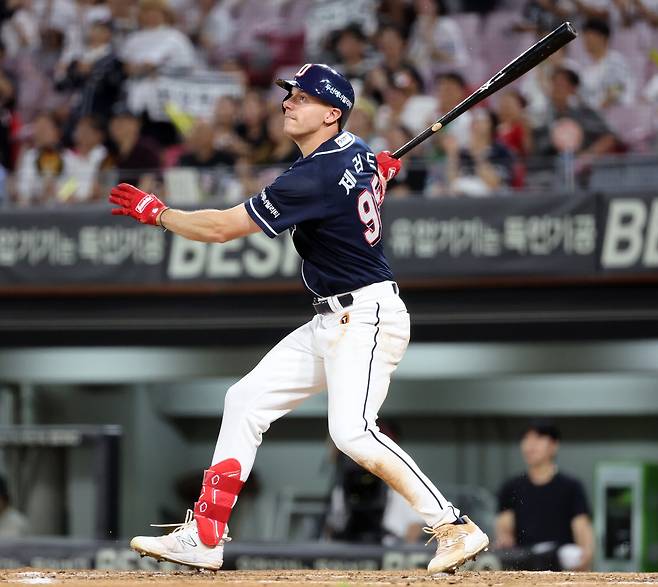 31일 광주기아챔피언스필드에서 열린 프로야구 두산 베어스와 KIA 타이거즈의 경기. 두산 제러드가 6회초 2사 만루에서 싹쓸이 3타점 2루타를 치고 있다. /연합뉴스