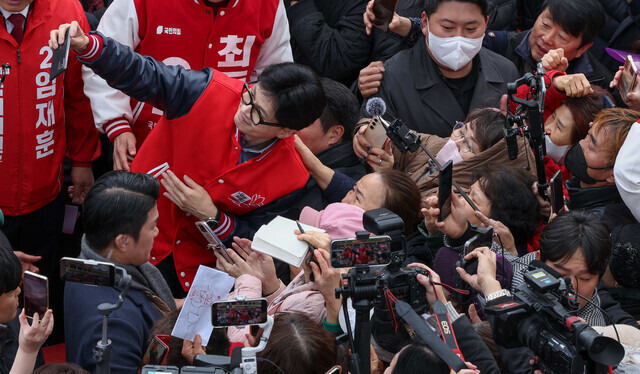 한동훈 국민의힘 대표가 비상대책위원장 시절인 지난 3월 안양중앙시장을 방문해 시민들과 셀카를 찍고있다. 공동취재사진