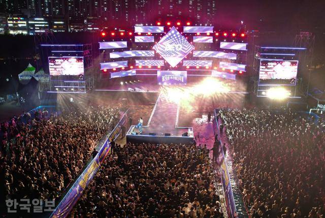 지난 26일 다대포해수욕장에서 열린 부산바다축제에서 풀파티 공연이 펼쳐지고 있다.