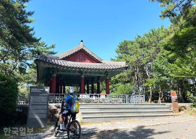 몰운대의 다대진 동헌. 다대진성 터인 다대초등학교에서 옮겨 세웠다.