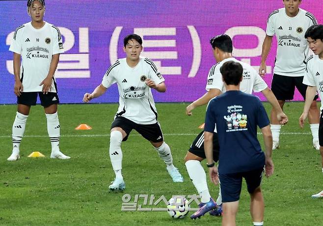 K리그 올스타로 이뤄진 팀K리그 선수들이 잉글랜드 프로축구 프리미어리그(EPL) 토트넘 홋스퍼와의 2024쿠팡플레이시리즈 1차전 경기를 앞두고 30일 오후 서울 마포구 서울월드컵경기장에서 오픈트레이닝을 가졌다. 양민혁 등 선수들이 패스게임을 하고 있다. 상암=김민규 기자 mgkim1@edaily.co.kr /2024.07.30/