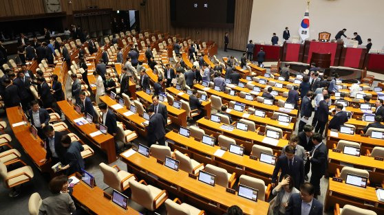 30일 오전 국회 본회의에서 ‘방송 4법’의 처리를 마친 야당 의원들이 본 회의장을 나서고 있다. [연합뉴스]