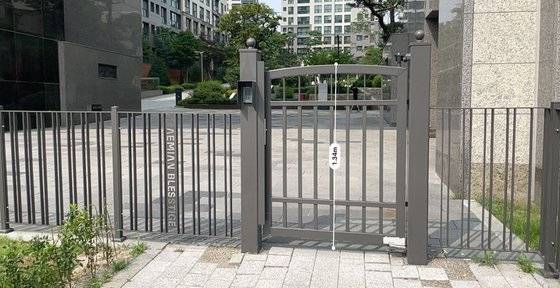 서울 강남구 개포동 래미안블레스티지 측면 출입구에 설치된 철제 담장. 해당 담장의 높이는 약 1.3m로, 2m를 넘지 않아 건축법 적용을 받지 않는다. 중앙포토