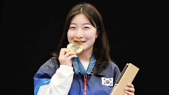 사격 반효진이 29일(현지시간) 프랑스 샤토루 CNTS 사격장에서 열린 2024파리올림픽 사격 여자 10m 공기소총 결승 경기에서 금메달을 획득한 후 열린 시상식에서 기뻐하고 있다. 2024.7.29 샤토루=올림픽사진공동취재단/HC