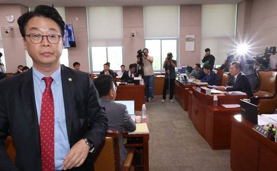 곽규택(왼쪽) 국민의힘 의원이 31일 오후 서울 여의도 국회에서 열린 법제사법위원회 전체회의에서 이날 오전 의사진행 관련 항의 도중 ″무슨 퇴거명령이냐. 지가 뭔데″라고 발언한 것에 대해 사과를 하지 않았다는 이유로 정청래 위원장이 발언권 중지를 선언하자 퇴장하고 있다. 뉴시스