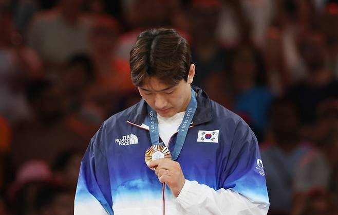 ▲메달 바라보는 이준환 [연합뉴스]