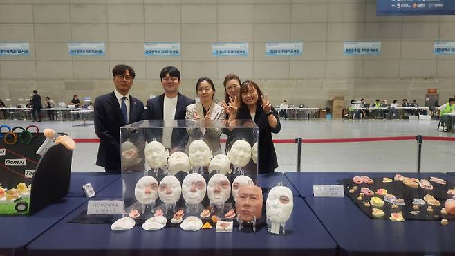 ‘KDTEX 2024 학생보철작품전시회’ 단체 보철작품전에서 금상을 수상한 신기술덴탈헬스케어전공 마이스터대학원생들이 기념촬영을 하고 있다. 대구보건대 제공