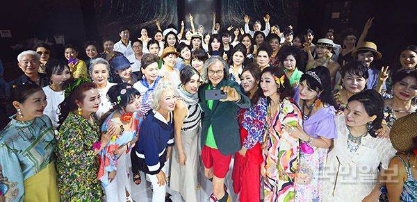 모델을 꿈꿔왔던 차귀분(왼쪽 네 번째)씨가 지난달 27일 서울 동대문 DDP 패션몰에서 열린 시니어모델협회 수료식 및 상반기 패션쇼에서 런웨이를 마치고 참가자들과 기념촬영을 하고 있다. 행사에는 아카데미 고급과정을 마친 비전문 모델과 현역 시니어 모델 100여명이 참석했다.