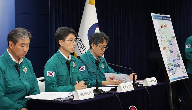 환경부 김완섭 장관이(가운데) 30일 서울 종로구 정부서울청사에서 기후대응댐 후보지 안에 대한 첫 번째 브리핑을 하고 있다. [사진 = 연합뉴스]