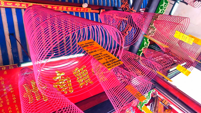 푸젠 화교회관의 원뿔 모양 향의 재를 맞으면 운수가 좋다는 미신이 있다 / 사진=김혜성 여행+ 기자