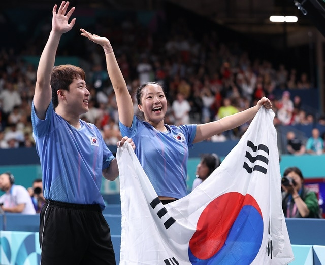 탁구 혼합복식에서 소중한 동메달을 따낸 신유빈(오른쪽)과 임종훈. 사진=연합뉴스