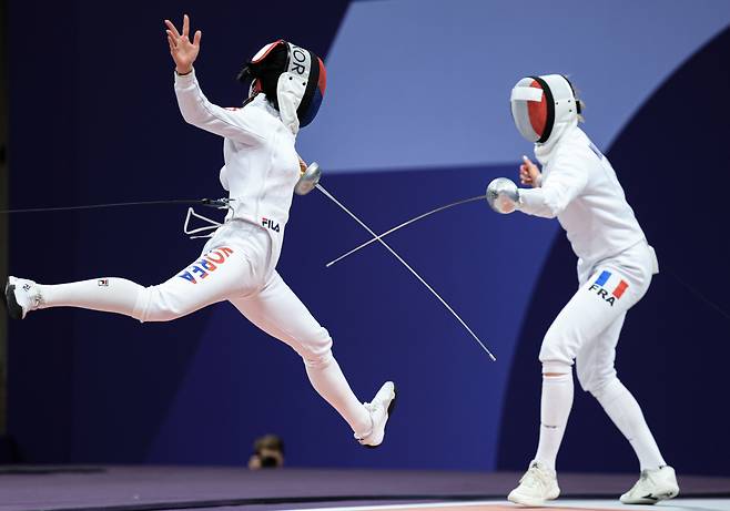 대한민국 펜싱 대표팀 송세라 선수가 30일 오후(한국시간) 프랑스 파리 그랑 팔레에서 열린 2024 파리 올림픽 펜싱 여자 에페 단체 8강 경기에서 프랑스와 맞대결을 펼치고 있다. /사진=뉴스1