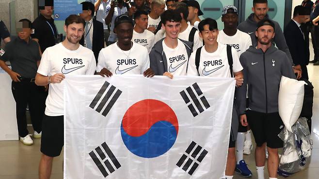 잉글랜드 프리미어리그(EPL) 토트넘 홋스퍼의 주장 손흥민을 비롯한 선수단이 지난 28일 태극기를 들고 인천국제공항을 통해 한국에 들어오고 있다. /2024.07.28. /사진=뉴스1