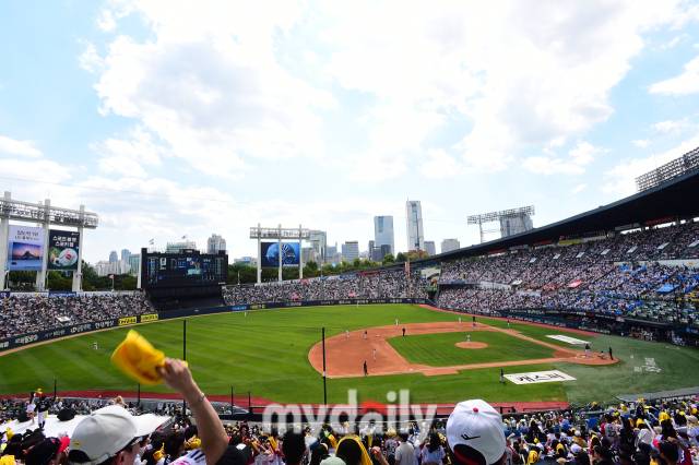 2024년 6월 2일 서울 잠실야구장에서 진행된 '2024 신한 SOL 뱅크 KBO 리그' LG-두산의 경기. 매진을 기록한 잠실야구장./마이데일리