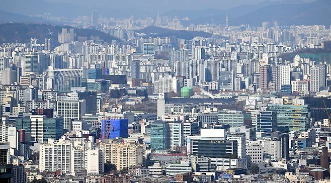 최근 집값 과열 흐름은 서울과 경기도 핵심지의 신축단지에서 두드러지고 있다. 강남3구를 중심으로 신고가가 쏟아지고 있으며, 강북의 성동구는 물론, 위례, 미사 등 신축 아파트가 집중된 하남에서도 신고가 거래가 나오고 있다. 사진은 서울 성동구 일대 아파트 모습. 임세준 기자