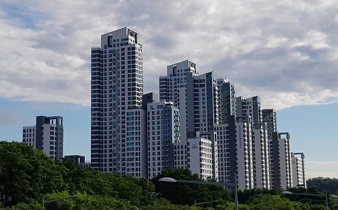 최근 집값 과열 흐름은 서울과 경기도 핵심지의 신축단지에서 두드러지고 있다. 강남3구를 중심으로 신고가가 쏟아지고 있으며, 강북의 성동구는 물론, 위례, 미사 등 신축 아파트가 집중된 하남에서도 신고가 거래가 나오고 있다. 사진은 최근 국민평형 50억 거래가 신고된 반포동 아크로리버파크 전경. [헤럴드경제DB]