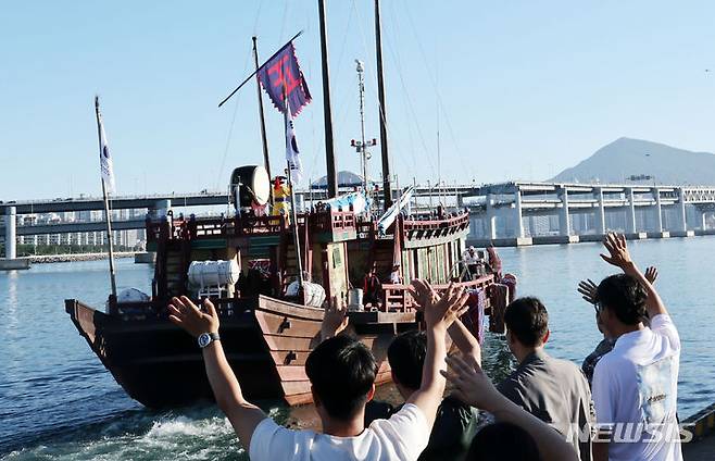 [부산=뉴시스] 하경민 기자 = 국립해양유산연구소가 2018년 복원한 조선통신사선이 31일 오전 부산 남구 용호별빛공원에서 일본을 향해 출항하고 있다.  이날 출항한 조선통신사선은 오는 8월29일까지 조선시대 한일 교류 첨병 역할을 한 조선통신사의 11차 사행 항로(부산~대마도~이키~아이노시마~시모노세키)를 재현하며, 이는 1763~1764년 계미 사행 이후 260년 만에 일본 본토에 입항하는 것이다. 2024.07.31. yulnetphoto@newsis.com