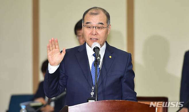 [대구=뉴시스] 홍원화 경북대학교 총장이 지난해 10월17일 대구 북구 경북대학교 글로벌플라자에서 열린 국회 교육위원회의 경북대학교, 강원대학교, 경북대병원, 강원대병원, 경북원주대치과병원, 경북대치과병원, 대구교육대학교에 대한 국정감사에서 선서하고 있다. (사진=뉴시스DB). 2024.07.31. photo@newsis.com