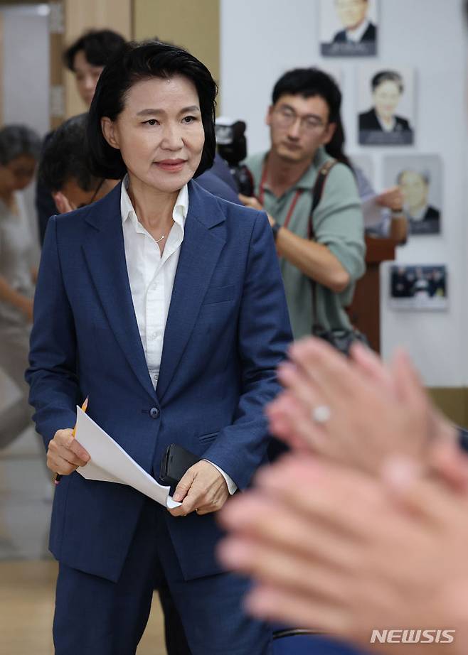 [과천=뉴시스] 김근수 기자 = 이진숙 신임 방송통신위원장이 31일 경기 과천시 정부과천청사 방송통신위원회에서 열린 취임식장으로 이동하고 있다. 2024.07.31. ks@newsis.com