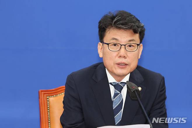 [서울=뉴시스] 권창회 기자 = 진성준 더불어민주당 정책위의장이 지난 11일 오전 서울 여의도 국회에서 열린 정책조정회의에서 발언하는 모습 2024.07.11. kch0523@newsis.com
