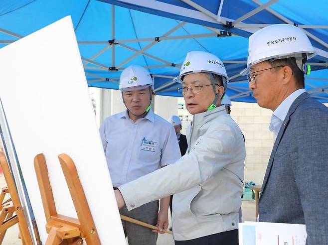 [서울=뉴시스] 이한준 한국토지주택공사(LH) 사장이 31일 남양주왕숙 지구와 구리갈매역세권 지구를 방문해 사업 추진현황을 점검하고 있다. 2024.07.31. (사진= LH 제공) photo@newsis.com  *재판매 및 DB 금지