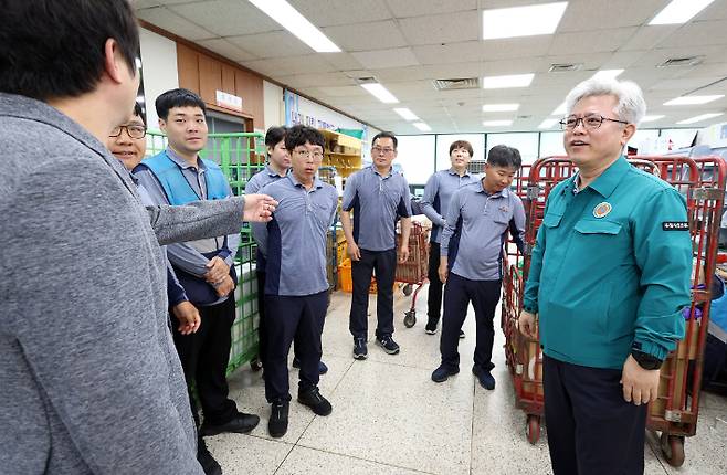 조해근 우정사업본부장(오른쪽)이 31일 대전대덕우체국을 방문해 직원들을 격려하고 있다. 우정사업본부 제공