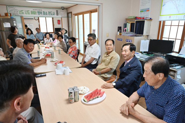 ▲성낙인 창녕군수가 창녕읍 봉천경로당(무더위쉼터) 찾아 어르신들의 건강과 안부를 살피고 소통의 시간을 가졌다.ⓒ창녕군