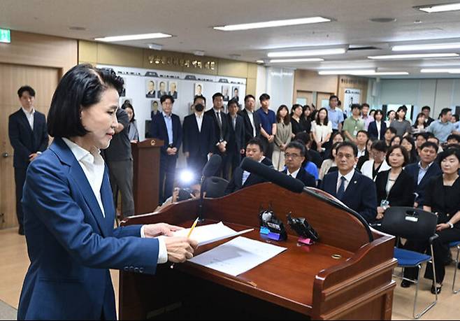 이진숙 신임 방송통신위원장이 31일 오전 정부과천청사에서 열린 취임식에서 취임사를 하기 위해 단상으로 향하고 있다. 과천=뉴스1