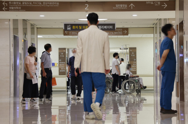 의정갈등이 이어지고 있는 30일 오전 서울 시내 한 대학병원에서 의료 관계자와 환자들이 이동하고 있다. 연합뉴스