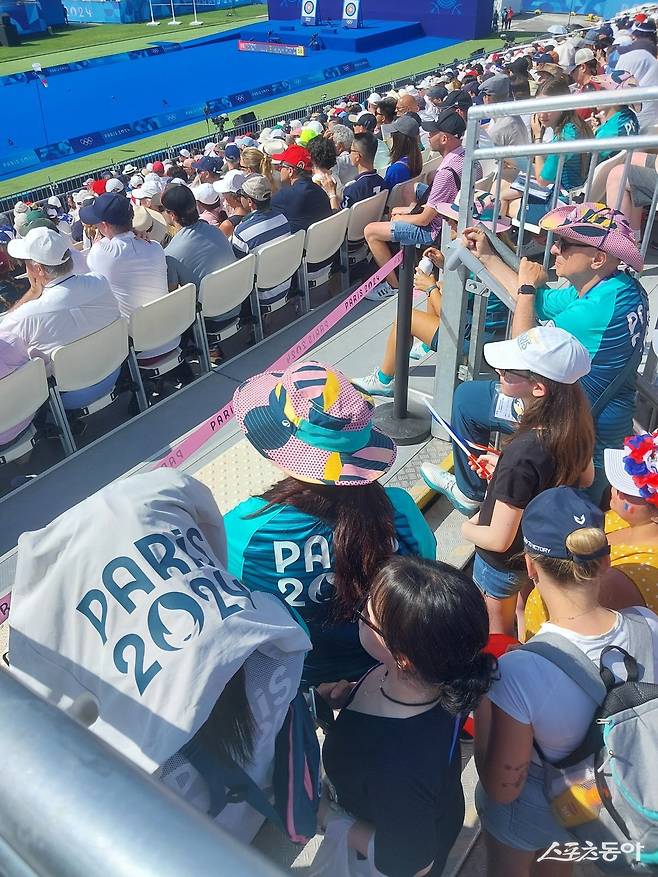 2024파리올림픽 자원봉사자들이 29일(한국시간) 레쟁발리드양궁장에서 벌어진 여자단체전 도중 뙤약볕에도 관중 통제를 하고 있다. ‘PARIS 2024’ 유니폼을 입은 클레어(왼쪽)를 비롯한 자원봉사자들은 파리 곳곳에서 원활한 대회 운영을 돕고 있다. 파리|권재민 기자 jmart220@donga.com
