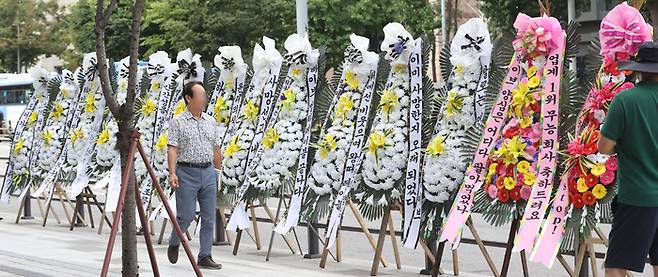 31일 오전 서울 용산구 하이브 사옥 앞에 뉴진스 팬들이 보낸 근조화환이 놓여 있다. 연합뉴스