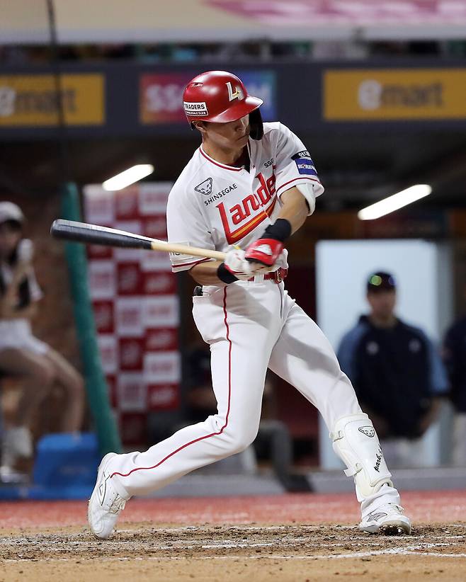 ▲ 30일 인천 롯데전에서 귀중한 대타 2타점 적시타를 치며 팀 승리에 공헌한 박지환 ⓒSSG랜더스