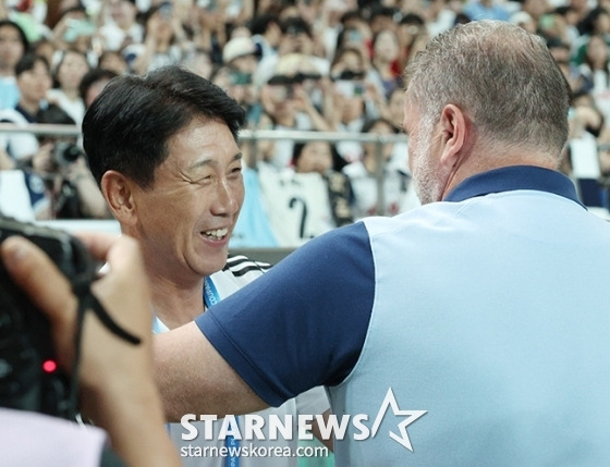 '2024 쿠팡플레이 시리즈' 팀 K리그 대 토트넘 홋스퍼(Tottenham Hotspur) 경기가 31일 오후 서울월드컵경기장에서 열렸다.  포스테코글루 감독이 팀 K리그 박태하 감독을 찾아가 인사하고 있다.  /사진=김진경 대기자