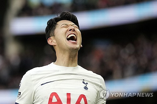 영국 매체 TBR풋볼은 30일(한국시간) 토트넘 홋스퍼 주장 손흥민이 한국에서 양민혁을 만난 후 그에 대한 평가를 내렸다고 보도했다. 토트넘은 지난 28일 양민혁과 2030년까지 유효한 계약을 맺었다고 발표했다. 양민혁의 토트넘 이적이 확정된 후 토트넘 주장이자 레전드 손흥민은 양민혁을 만나 대회를 나눴다. 이때 손흥민은 양민혁이 갖고 있는 자질을 높이 평가하면서 영국 적응을 위해 영어를 열심히 공부하라고 조언한 것으로 알려졌다. 연합뉴스