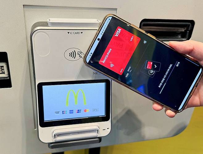 NHN페이코, '비자 컨택리스' 출시…"국내 간편결제 최초" (서울=연합뉴스) NHN페이코는 국내 간편결제 업체 중 최초로 '비자(Visa) 토큰 서비스' 기반 NFC(근거리 무선통신) 결제인 '비자(Visa) 컨택리스'를 도입했다고 6일 밝혔다. 사진은 NHN 페이코 결제 모습. 2024.3.6 [NHN 페이코  제공. 재판매 및 DB 금지] photo@yna.co.kr
