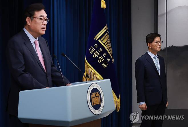 정진석 비서실장, 신임 고용노동부 장관 후보자 발표 (서울=연합뉴스) 홍해인 기자 = 정진석 대통령 비서실장이 31일 오전 서울 용산 대통령실 청사에서 열린 정무직 인선 발표에서 신임 고용노동부 장관 후보자인 김문수 경제사회노동위원장을 소개하고 있다. 2024.7.31 hihong@yna.co.kr