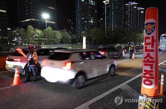 경찰 '고속도로 음주단속 중' [연합뉴스 자료사진]