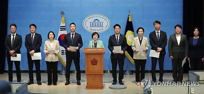 '법카의혹' 현장검증 결과 설명하는 야당 과방위원들 [연합뉴스 자료사진]