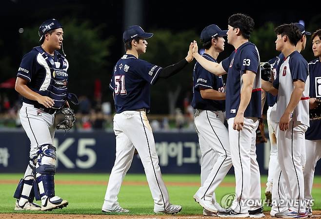 두산, KIA 상대로 한 경기 최다득점하며 승리 (광주=연합뉴스) 조남수 기자 = 31일 광주기아챔피언스필드에서 열린 프로야구 두산 베어스와 KIA 타이거즈의 경기. 두산 선수들이 KBO 역대 최다득점인 30득점을 기록하며 30-6으로 경기를 마무리하고 승리 세리머니하고 있다. 2024.7.31 iso64@yna.co.kr