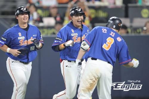 홈런 친 뒤 기뻐하는 채은성(가운데) 한화 이글스 채은성이 31일 수원케이티위즈파크에서 열린 2024 프로야구 kt wiz와 방문 경기 7-6으로 앞선 6회초에 3점 홈런을 때린 뒤 동료들의 축하를 받으며 더그아웃으로 들어가고 있다. [한화 이글스 제공. 재배포 및 DB 금지]