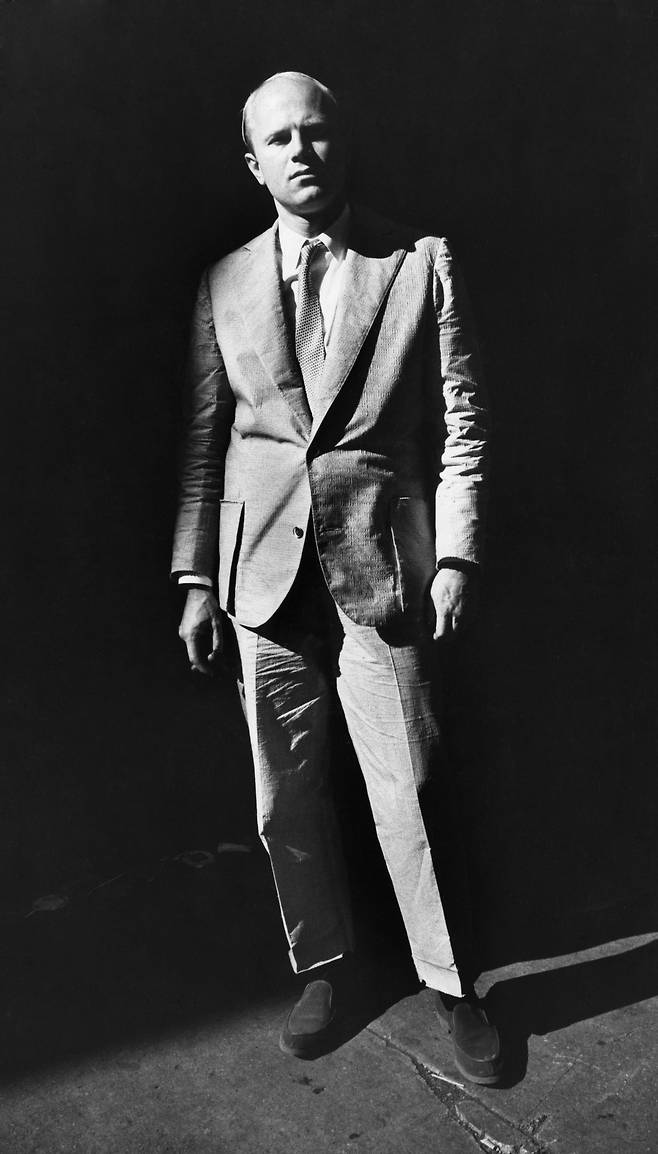 스티브 샤피로, 자신의 종이 양복을 입고 있는 제임스 로젠퀴스트, 1960년대. Steve Schapiro, Courtesy of Steve Schapiro Estate