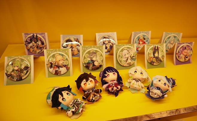 현장에서 판매 중인 '원신' 컬래버 굿즈.