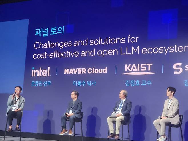 6월 5일 서울 서초구 JW 메리어트 호텔에서 열린 ‘인텔 AI 서밋’의 패널토론에 네이버클라우드 이동수 박사도 참여했다. 왼쪽부터 인텔코리아 문종민 상무, 네이버클라우드 이동수 박사(하이퍼스케일 AI이사), 카이스트 김정호 교수, 스퀴즈비츠 김형준 대표다. 사진=김현아 기자