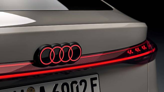 아우디 A6 스포트백 E-트론 실내