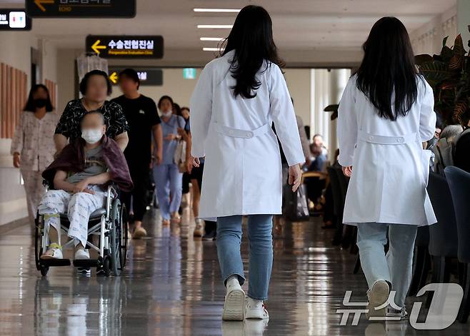 31일 오후 서울시내의 한 대학병원에서 의료진이 이동하고 있다. 2024.7.31/뉴스1 ⓒ News1 장수영 기자