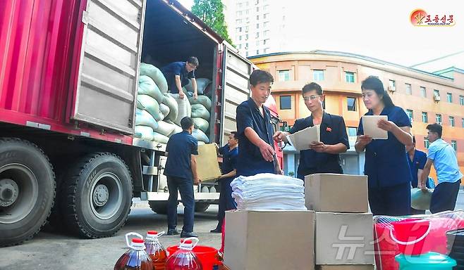 (평양 노동신문=뉴스1) = 북한 노동당 기관지 노동신문은 1일 "수도 평양은 물론 전국각지의 모든 일터와 가정들에서 지원물자를 성의껏 마련해 특급재해비상지역으로 끊임없이 보내고 있다＂라고 보도했다. 최근 북한 평안북도 신의주시와 의주군 등 압록강변에 큰물(홍수) 피해가 발생했다. [국내에서만 사용가능. 재배포 금지. DB 금지. For Use Only in the Republic of Korea. Redistribution Prohibited] rodongphoto@news1.kr