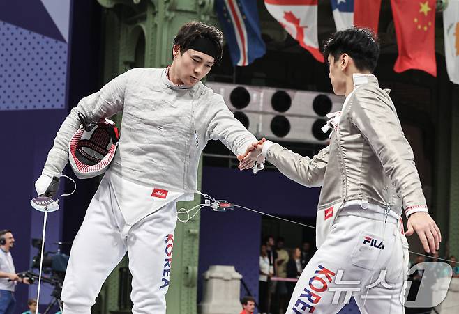 대한민국 펜싱 대표팀 오상욱이 31일(한국시간) 프랑스 파리 그랑 팔레에서 열린 2024 파리올림픽 펜싱 남자 사브르 단체 8강 경기에서 승리한 후 구본길과 하이파이브를 하고 있다. 2024.7.31/뉴스1 ⓒ News1 이동해 기자