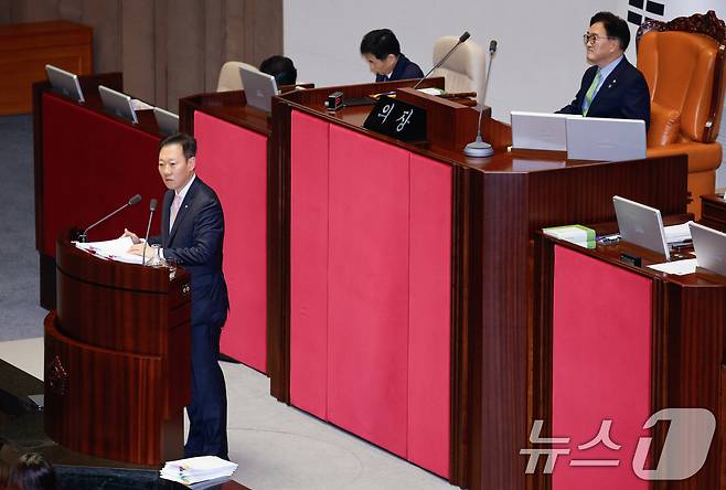 박수민 국민의힘 의원이 1일 오후 서울 여의도 국회에서 열린 제416회국회(임시회) 제2차 본회의에서 2024년 민생회복지원금 지급을 위한 특별조치법안(대안)에 반대하는 무제한 토론(필리버스터)을 하고 있다. 2024.8.1/뉴스1 ⓒ News1 안은나 기자